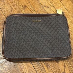 NEW Michael Kors Signature Brown monogram jet set Laptop Bag padded 13 saffiano